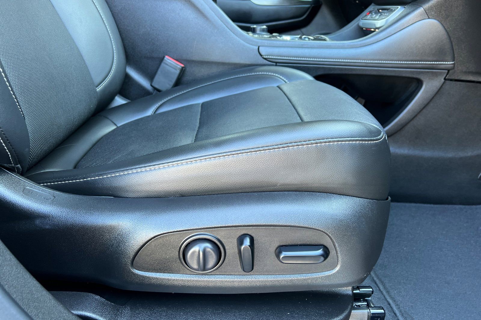 Used 2021 GMC Acadia SLT w/ Technology Package AWD/4WD image 23