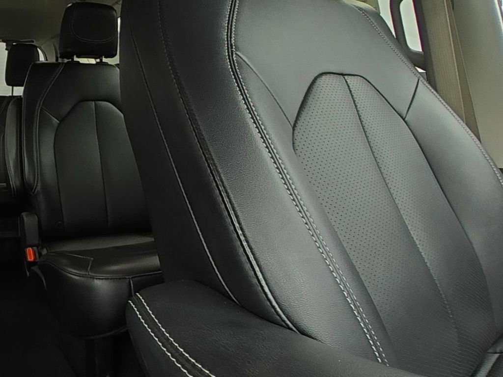 Used 2024 Chrysler Pacifica Touring-L FWD image 11