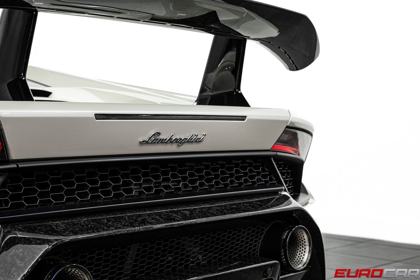 Used 2018 Lamborghini Huracan Performante AWD/4WD image 24