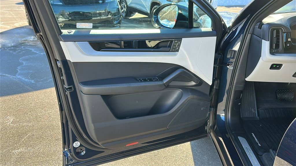 Used 2024 Porsche Cayenne Coupe image 8