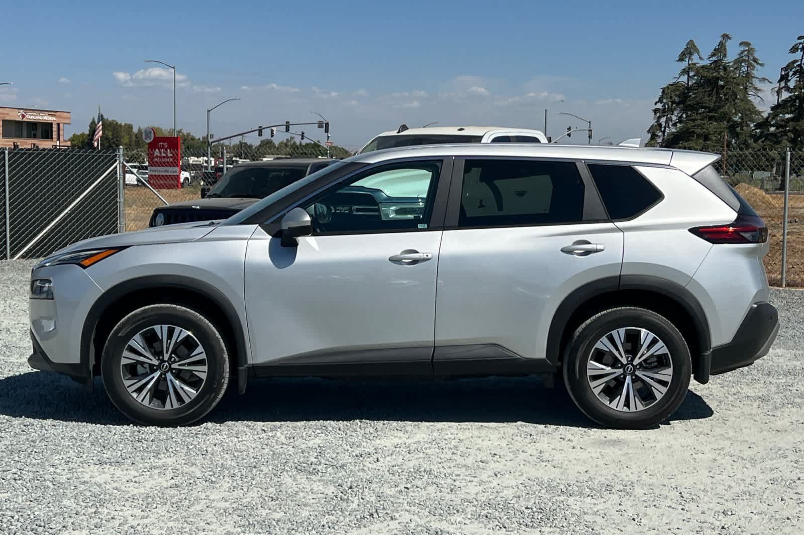 Used 2023 Nissan Rogue SV FWD image 6