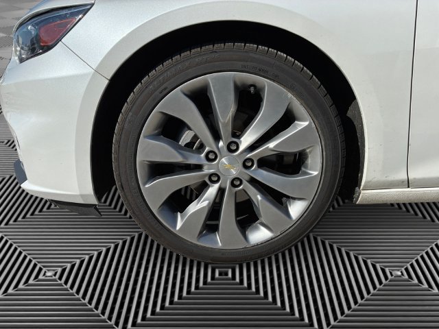 Used 2018 Chevrolet Malibu Premier w/ Premier Sun and Wheel Package FWD image 9