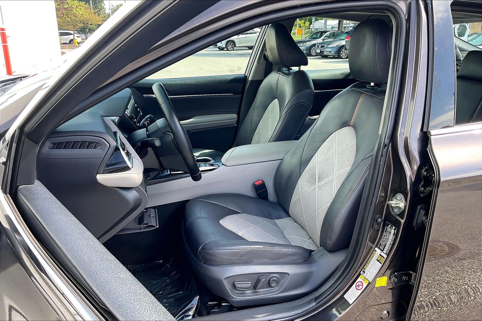 Used 2018 Toyota Camry XLE FWD image 30
