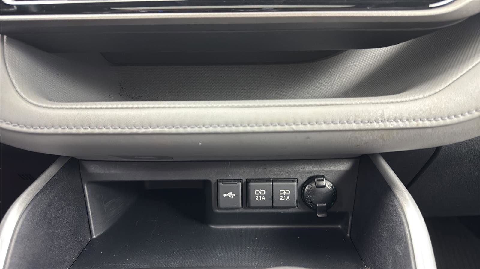 Used 2020 Toyota Highlander XLE FWD image 24