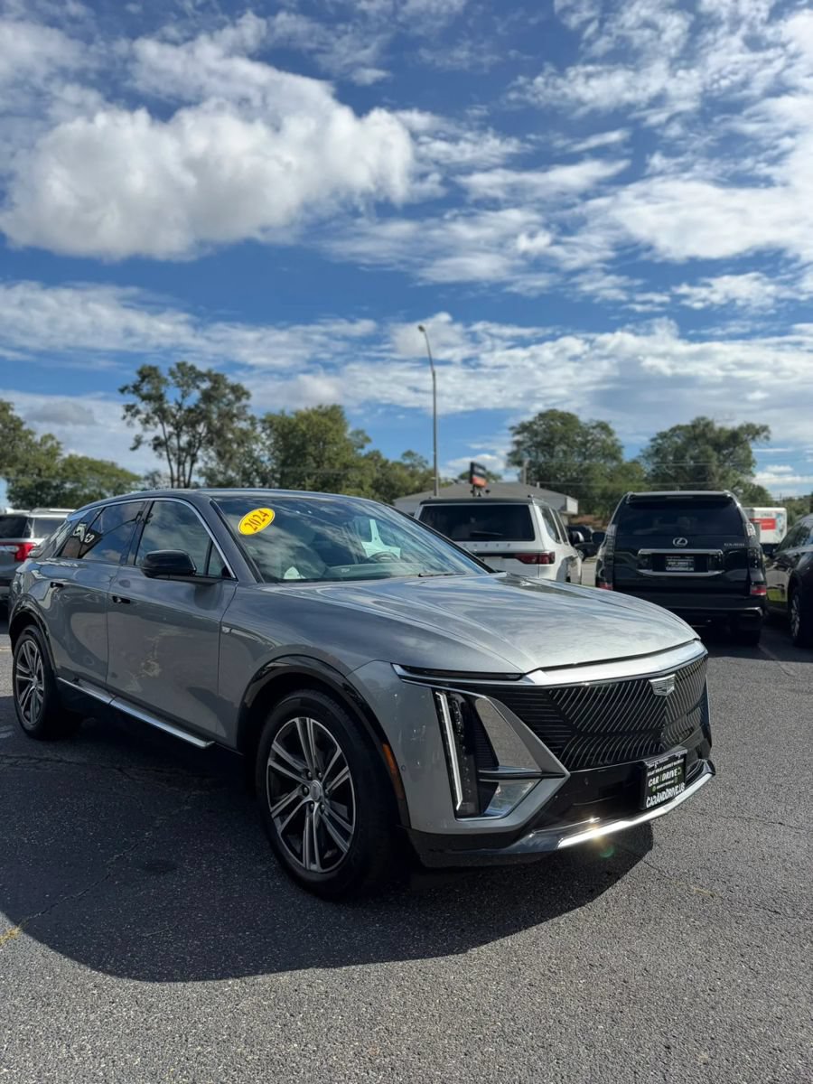Used 2024 Cadillac Lyriq Luxury AWD/4WD image 6