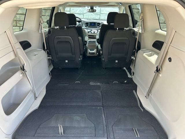 Certified 2020 Chrysler Pacifica Touring FWD image 11