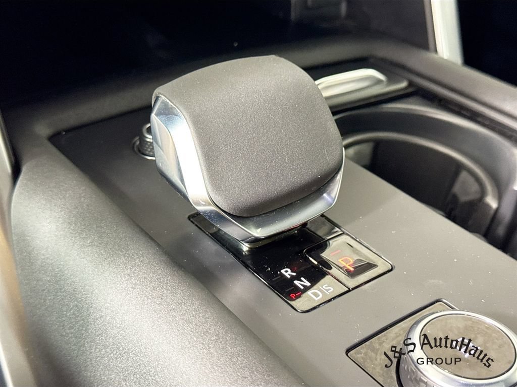 Used 2024 Land Rover Discovery Dynamic SE AWD/4WD image 22