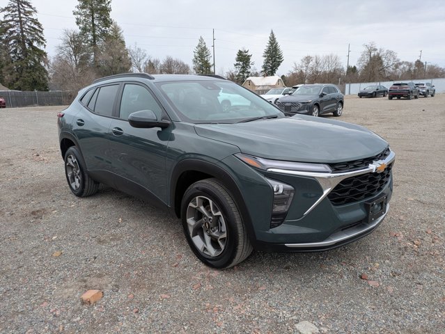 Used 2025 Chevrolet Trax LT w/ LT Convenience Package image 3