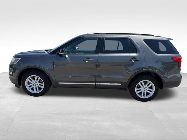 Used 2017 Ford Explorer XLT w/ Equipment Group 202A FWD image 4