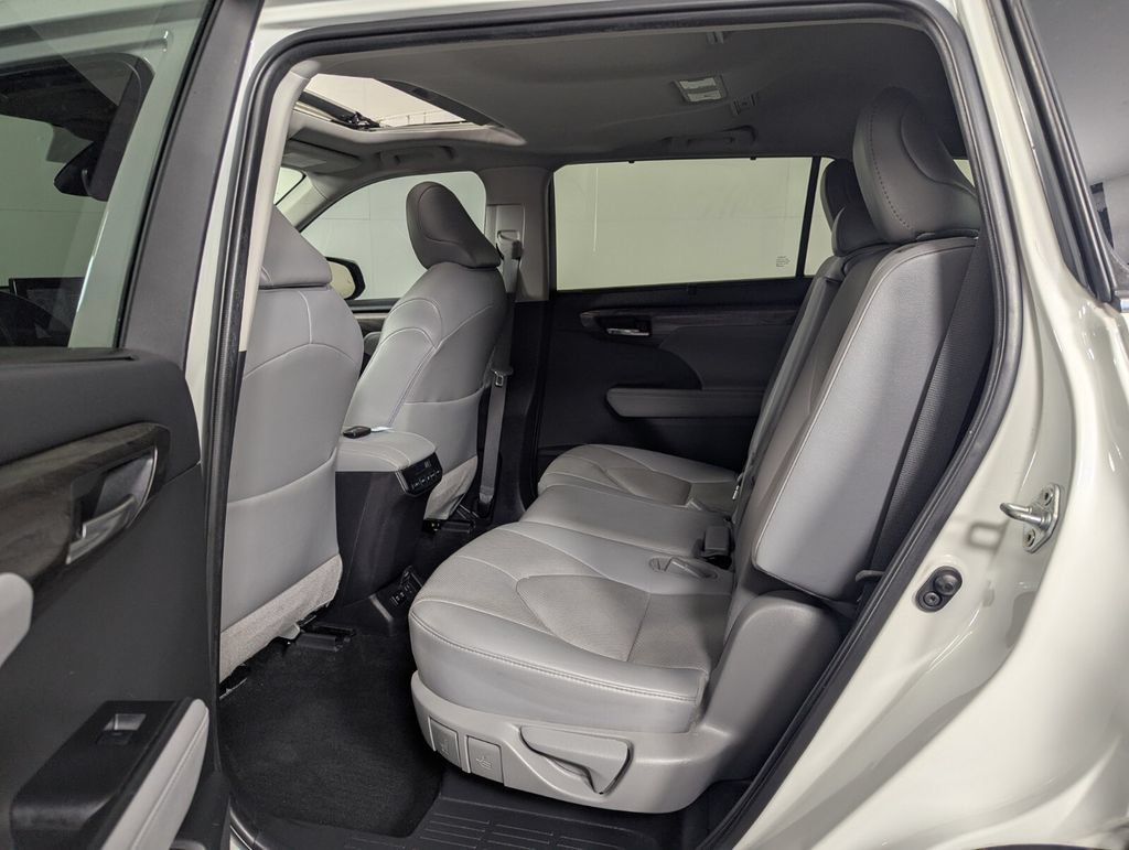 Used 2021 Toyota Highlander Limited FWD image 24