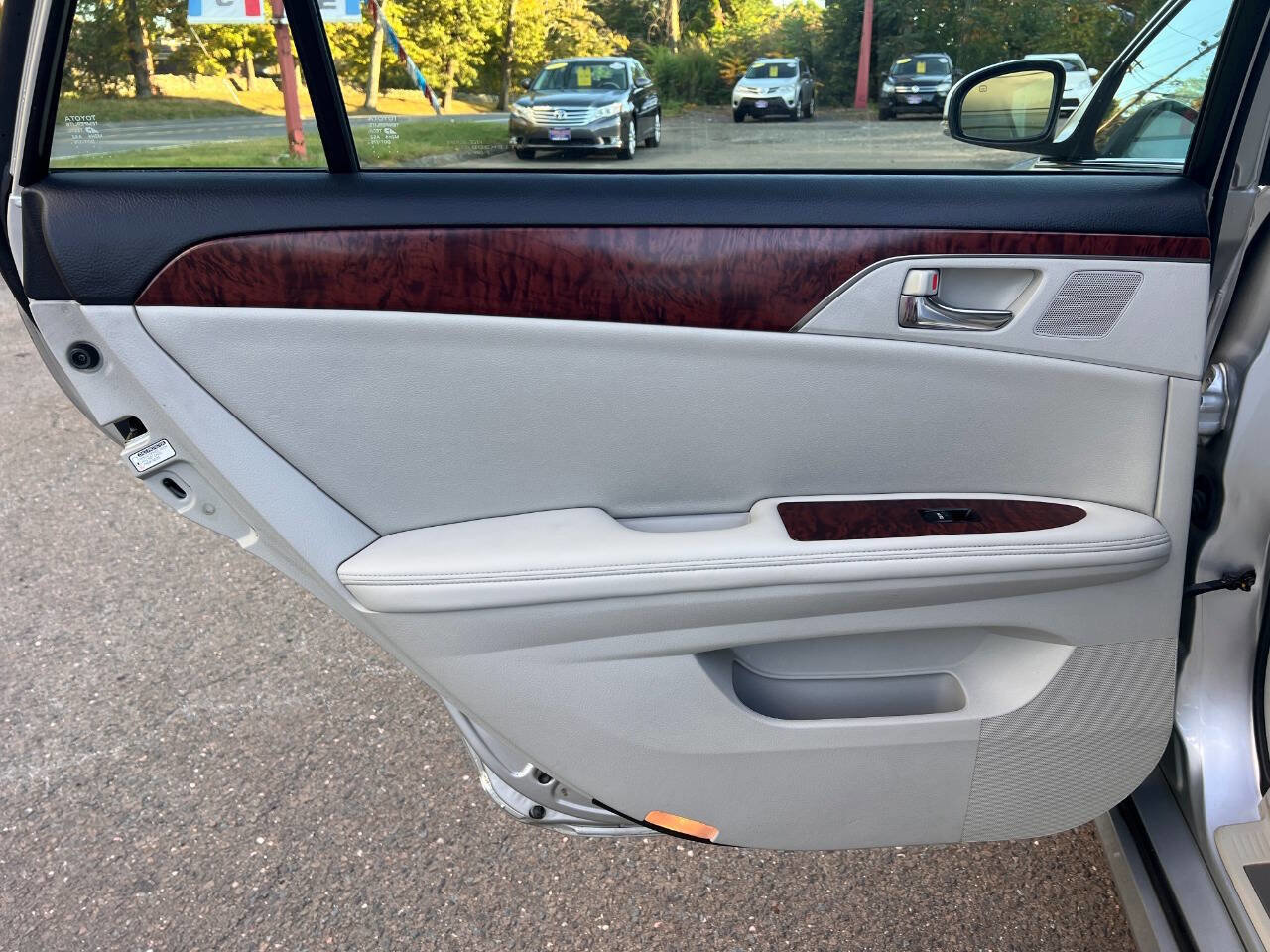 Used 2011 Toyota Avalon Limited image 31