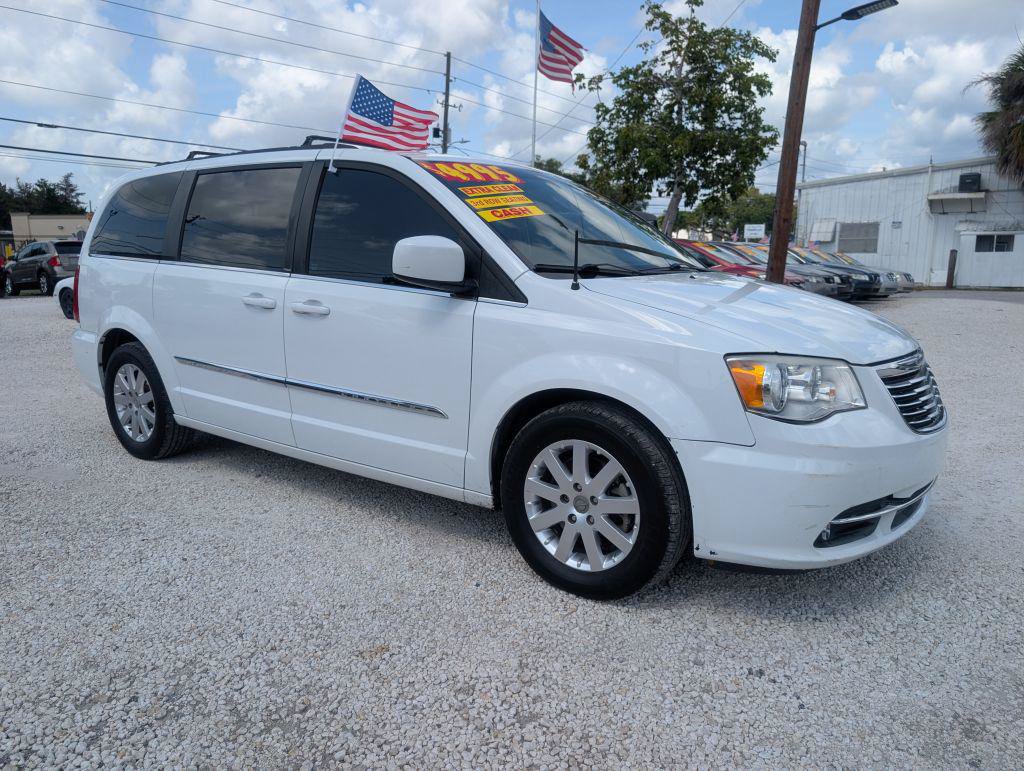 Used 2014 Chrysler Town & Country Touring FWD image 1