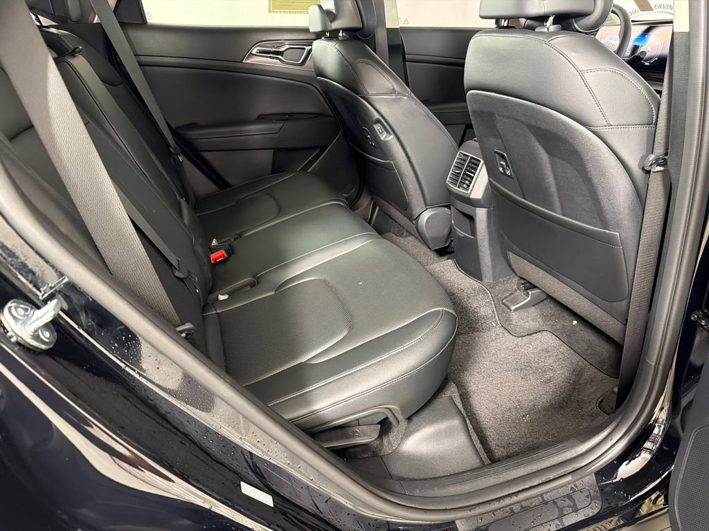 Used 2025 Kia Sportage SX image 17