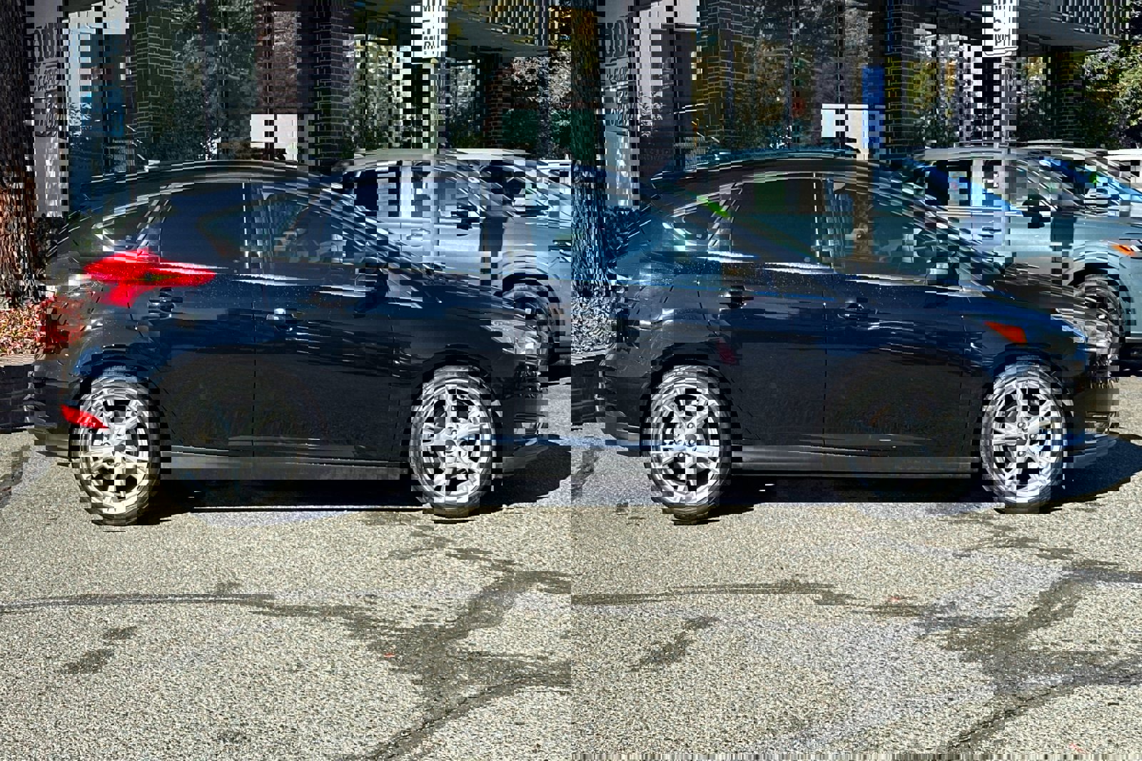 Used 2016 Ford Focus Titanium w/ Titanium Technology Package image 3