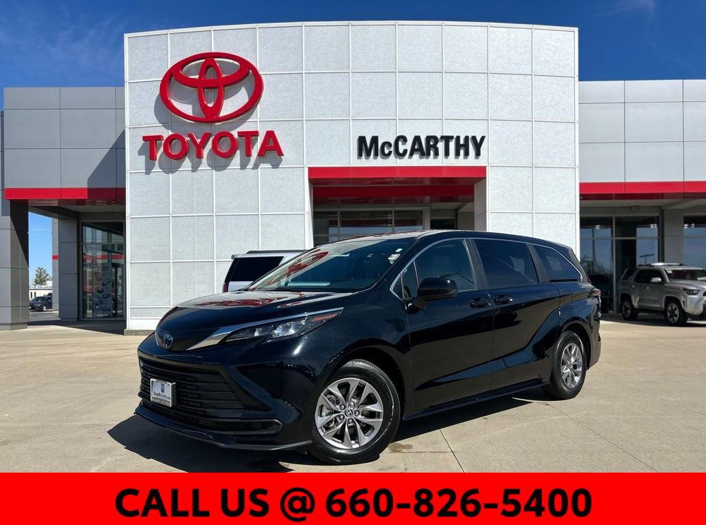 Used 2025 Toyota Sienna LE image 1