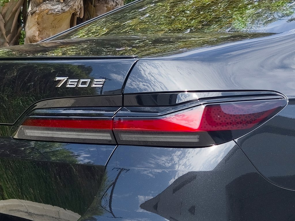 New 2026 BMW 750e xDrive w/ Premium Package image 7
