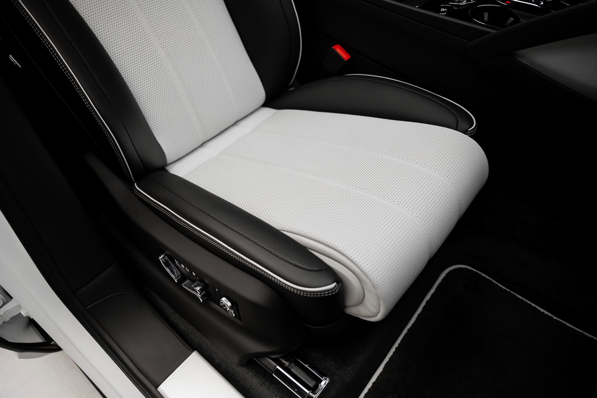 Used 2021 Bentley Bentayga Plug-In Hybrid image 62