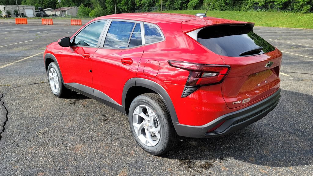 New 2026 Chevrolet Trax LS w/ LS Convenience Package FWD image 9