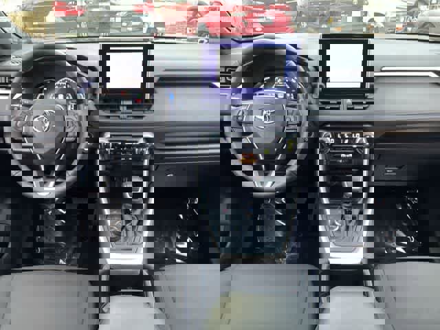 Used 2024 Toyota RAV4 SE image 17