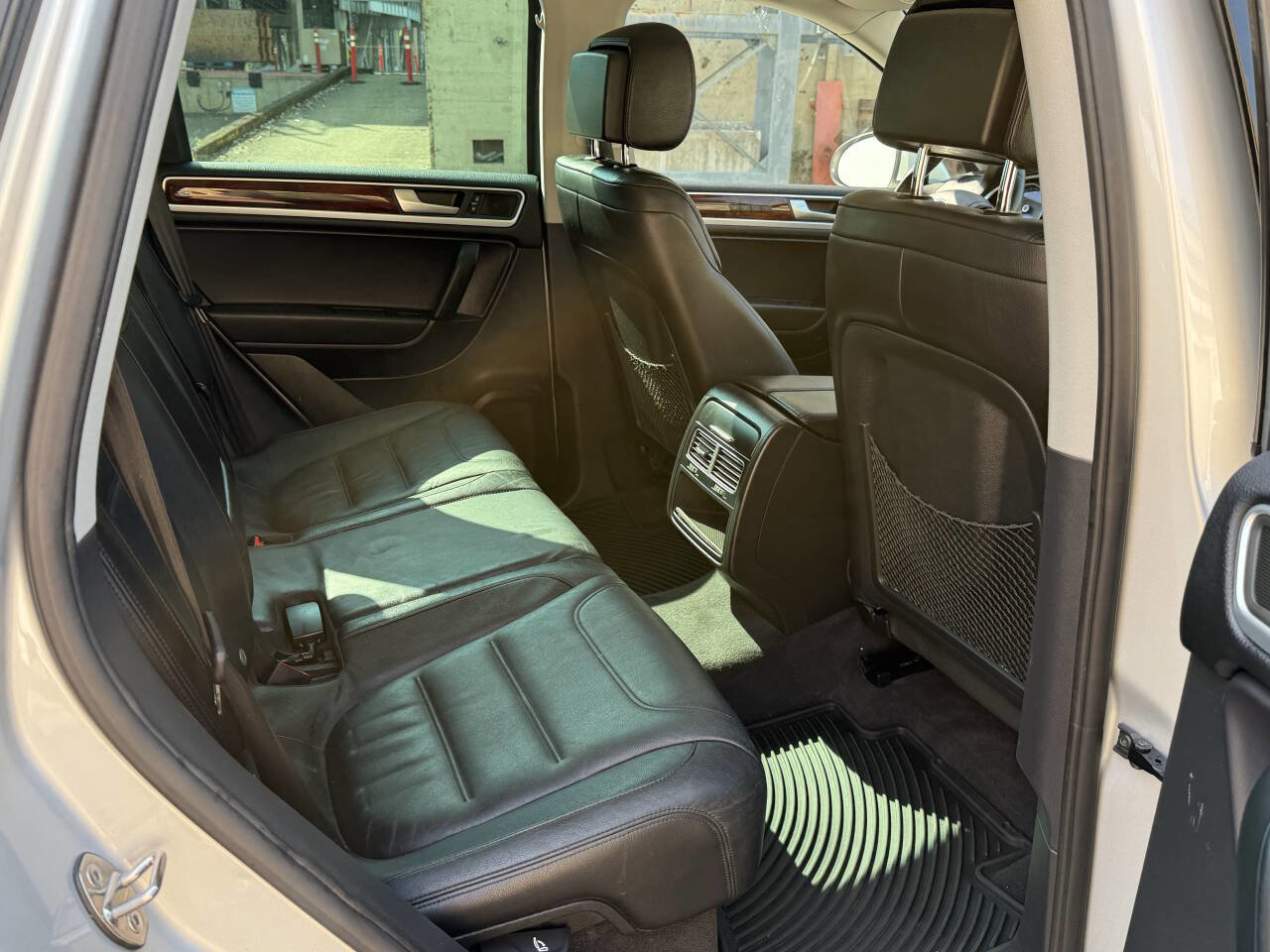 Used 2012 Volkswagen Touareg Sport image 13