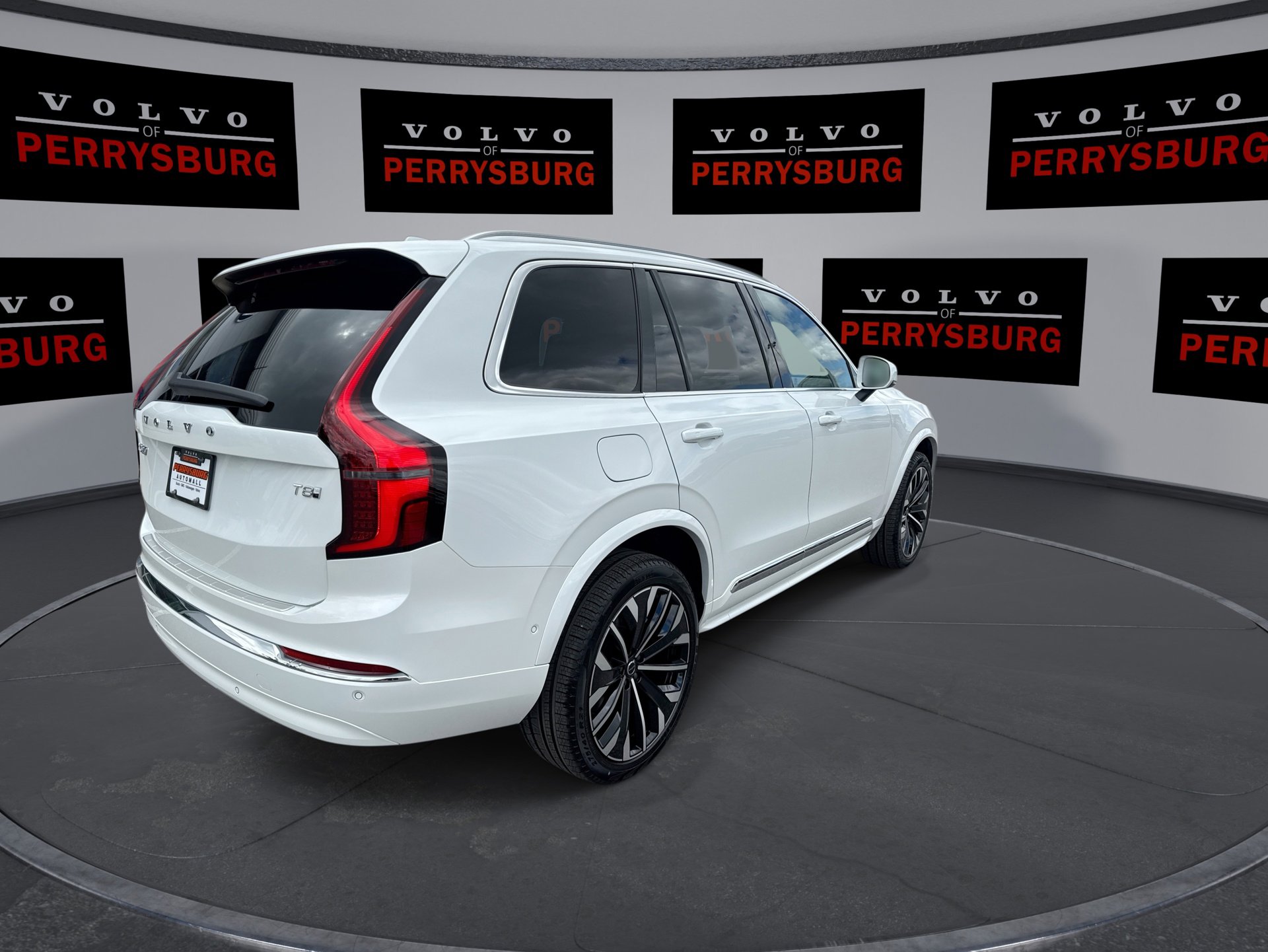 New 2025 Volvo XC90 T8 Plus w/ Protection Package Premier image 8