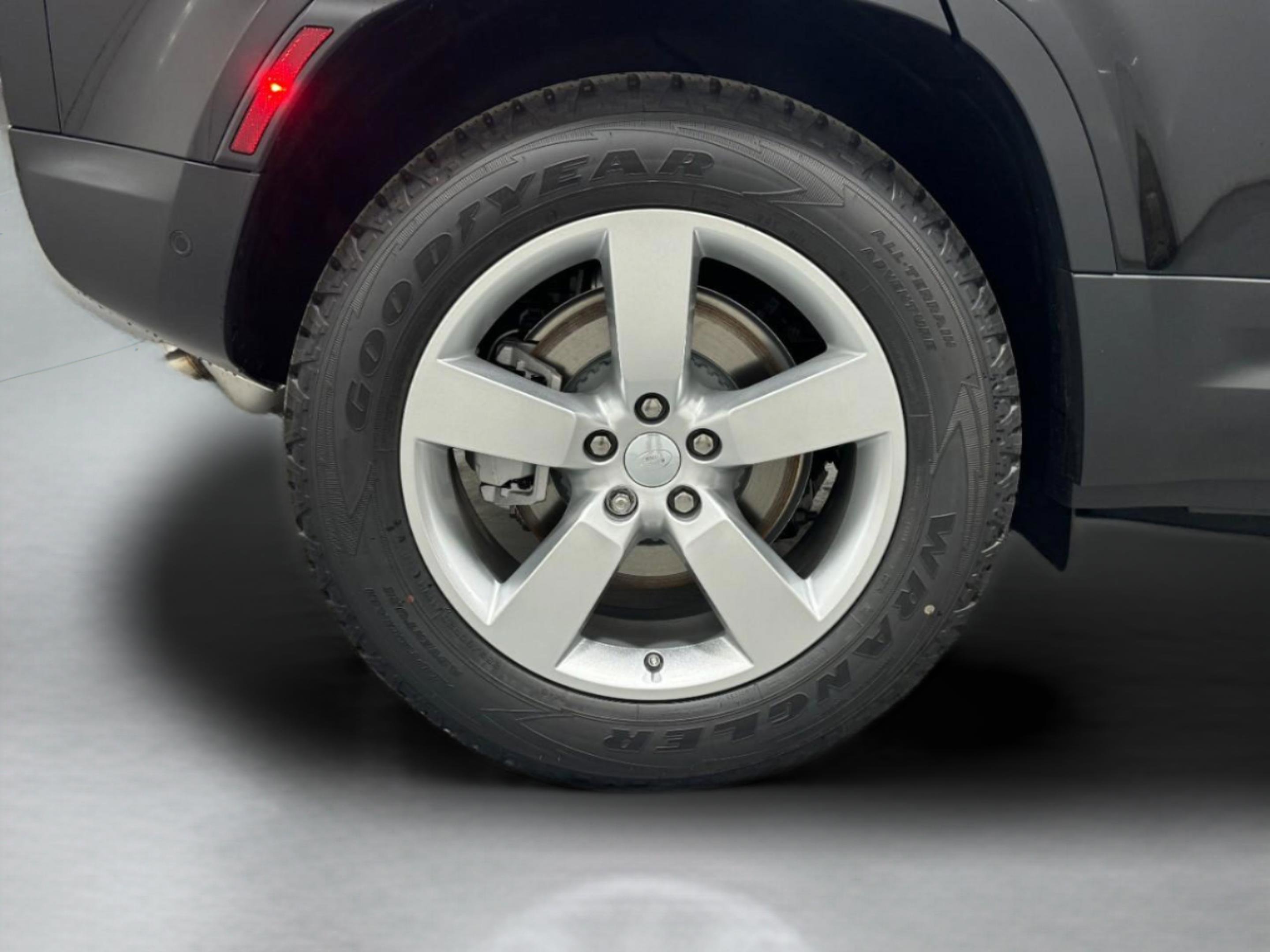 Used 2025 Land Rover Defender 110 S image 8