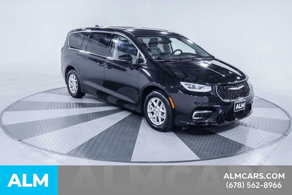 Used 2023 Chrysler Pacifica Touring-L FWD image 13