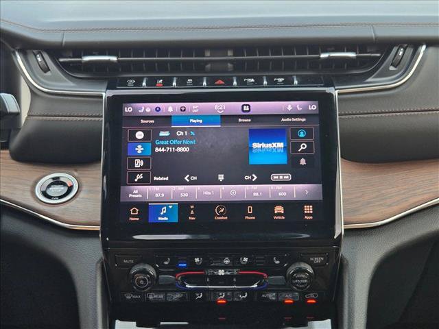Used 2024 Jeep Grand Cherokee L Summit w/ Luxury Tech Group V AWD/4WD image 13