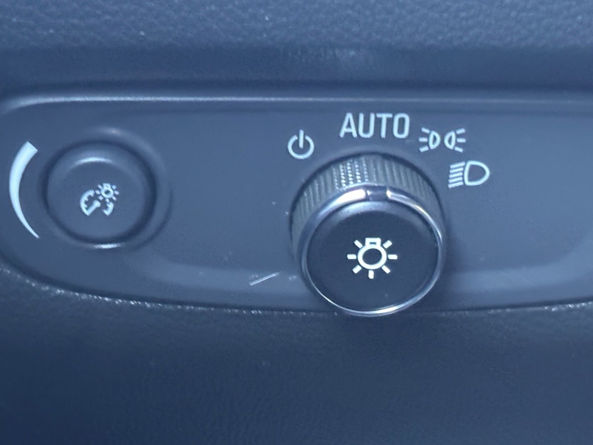Used 2023 Chevrolet Traverse LT image 32