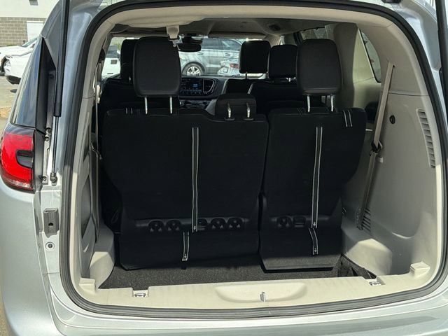 Used 2024 Chrysler Pacifica Touring-L image 38