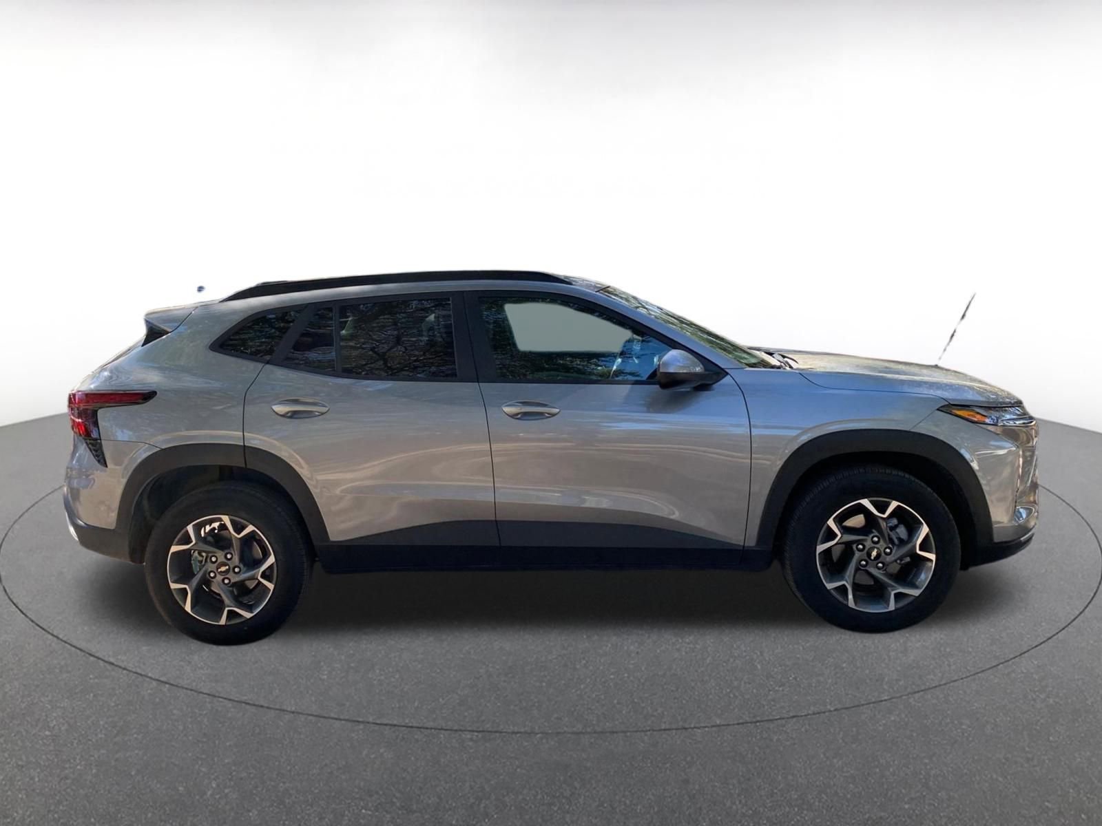 Used 2025 Chevrolet Trax LT w/ LT Convenience Package image 8