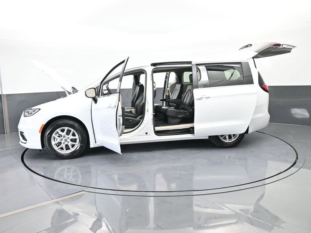 Used 2023 Chrysler Pacifica Touring-L image 75