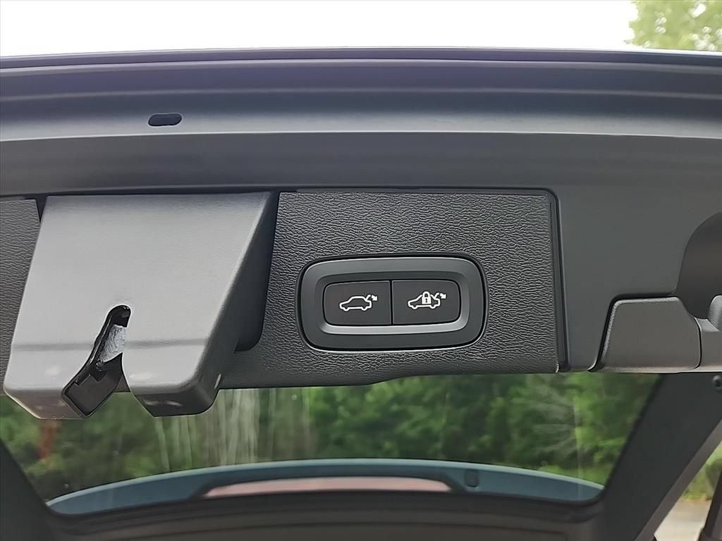 Certified 2025 Volvo XC60 T8 Core AWD/4WD image 37