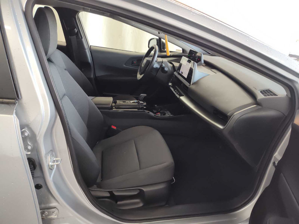 Used 2025 Toyota Prius LE FWD image 12