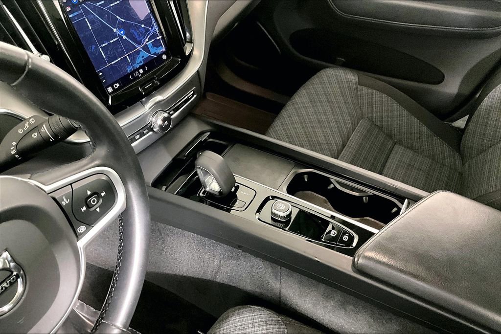 Used 2022 Volvo XC60 B5 Momentum image 17