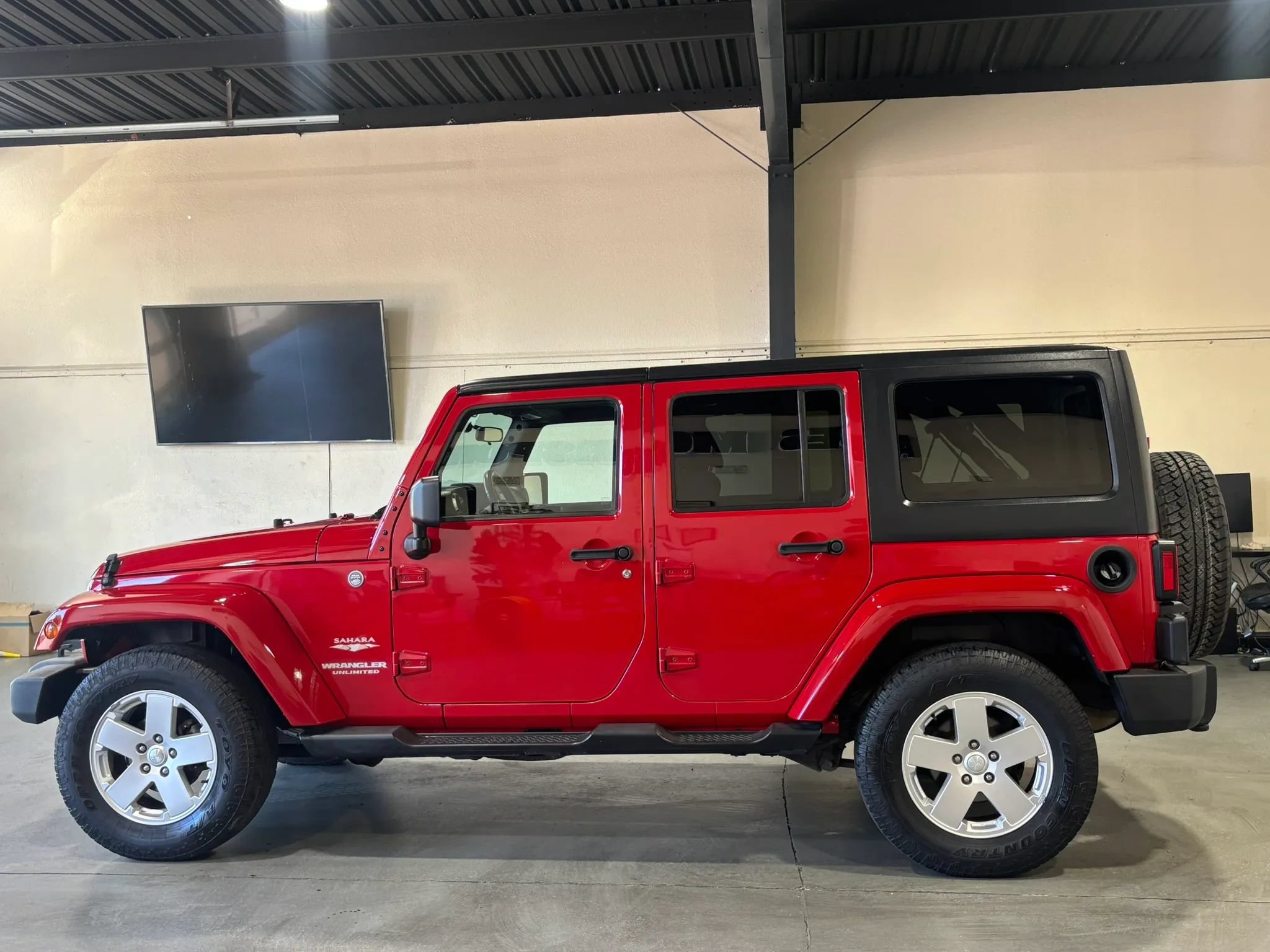 Used 2011 Jeep Wrangler Unlimited Sahara w/ Dual Top Group AWD/4WD image 8