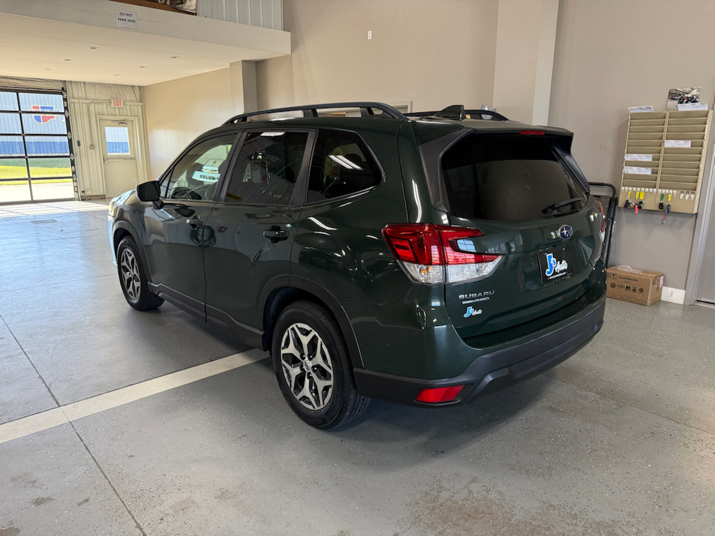 Used 2022 Subaru Forester Premium AWD/4WD image 5