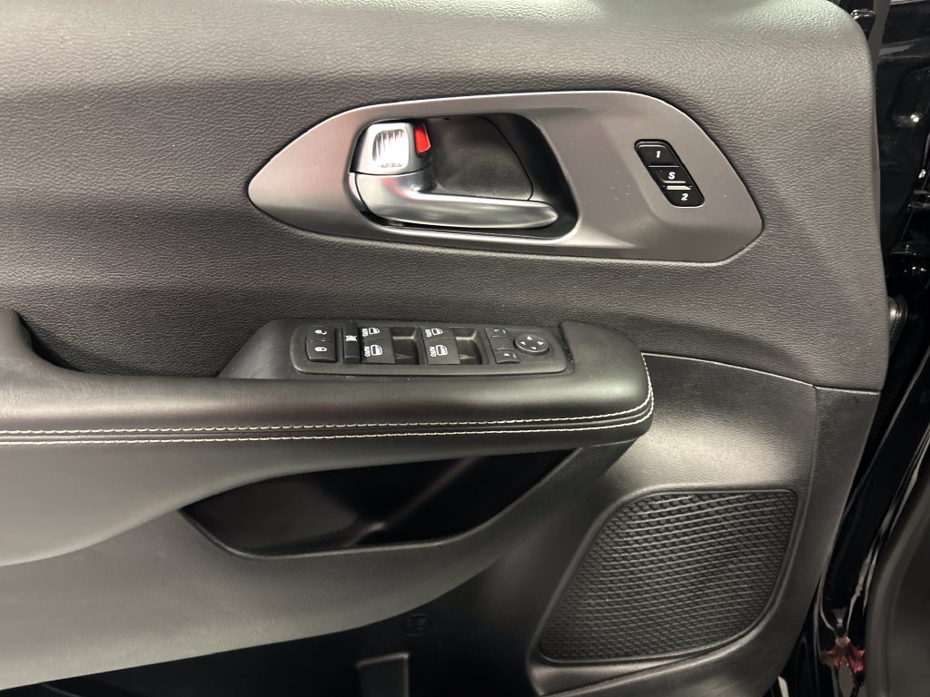 Used 2026 Chrysler Pacifica Select w/ S Appearance Package FWD image 14