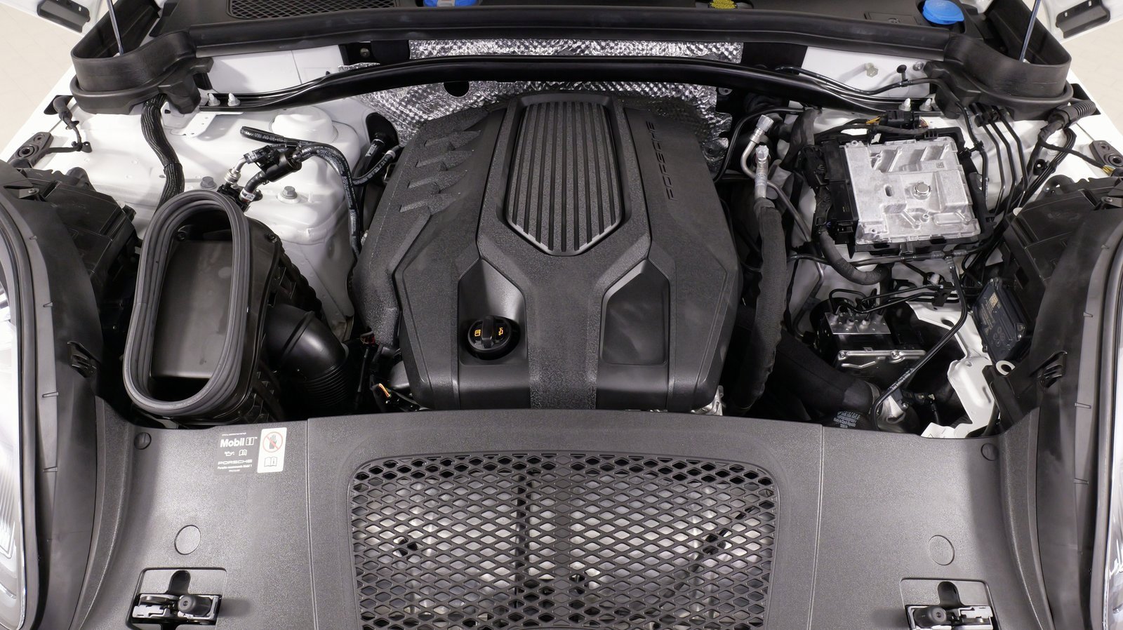 Used 2025 Porsche Macan image 74