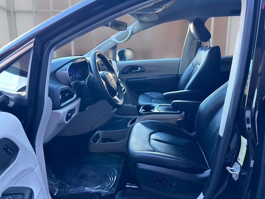 Used 2024 Chrysler Pacifica Touring-L image 11