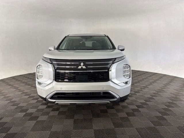 Used 2025 Mitsubishi Outlander SE image 3