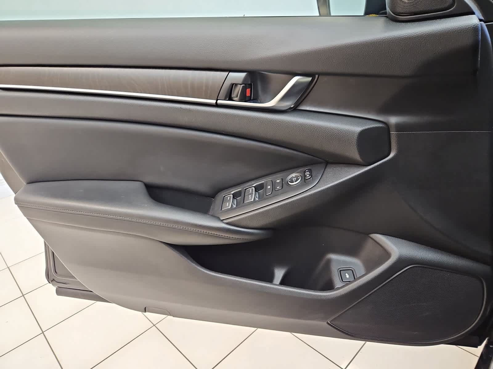 Used 2018 Honda Accord EX image 16