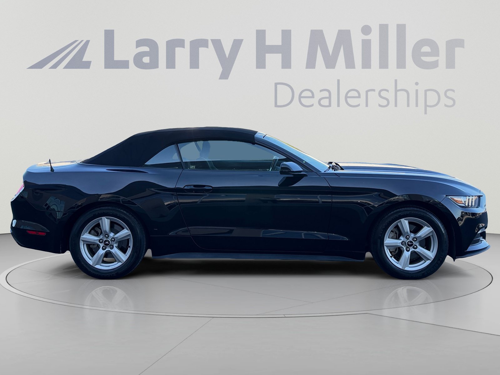 Used 2017 Ford Mustang Convertible RWD image 6