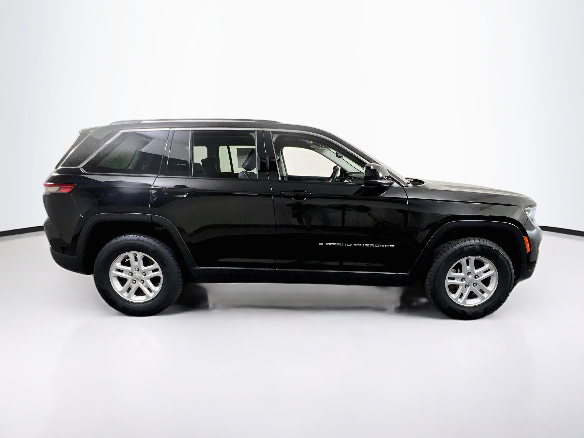Used 2023 Jeep Grand Cherokee Laredo w/ Luxury Tech Group I AWD/4WD image 4