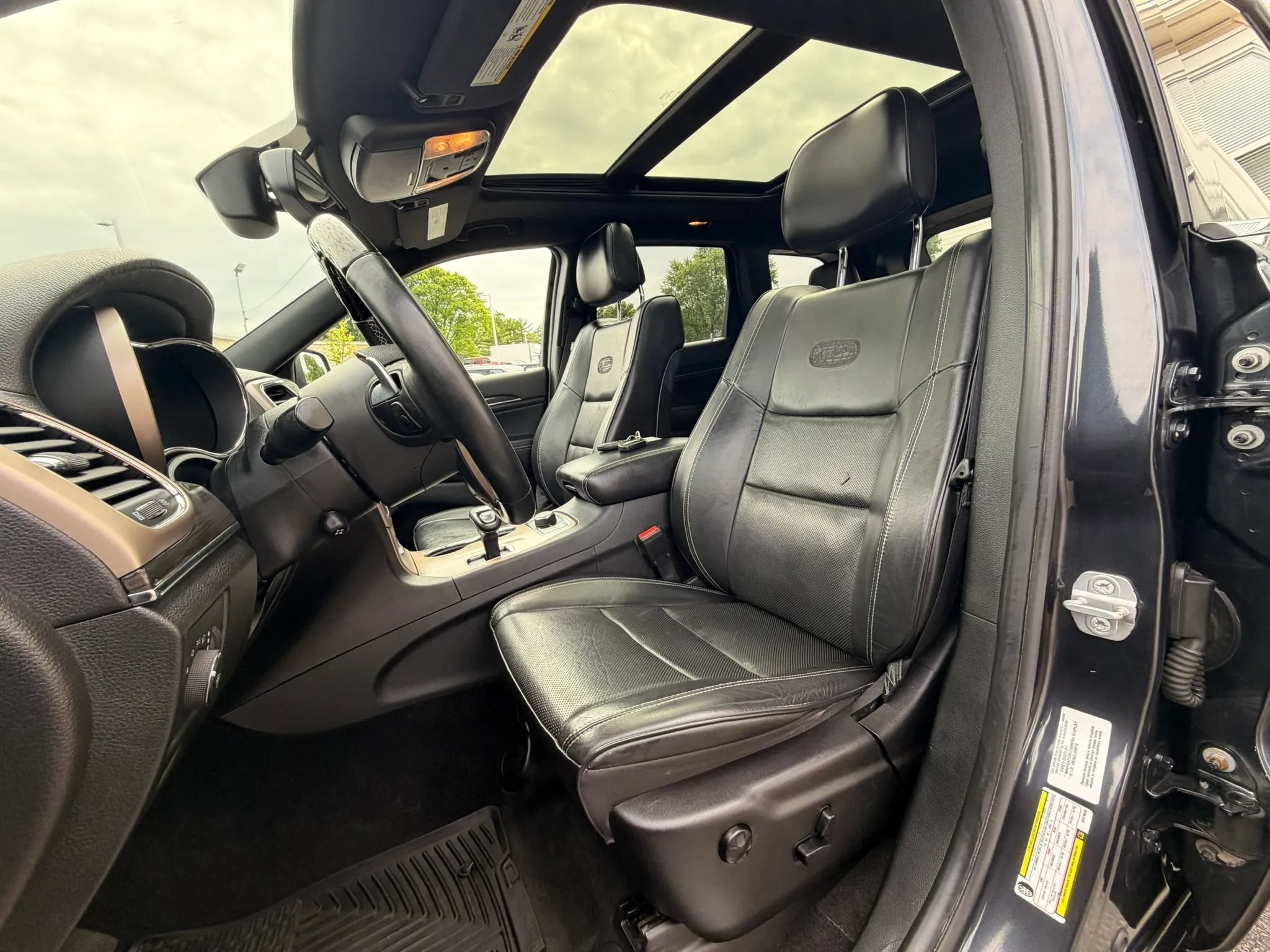 Used 2014 Jeep Grand Cherokee Overland AWD/4WD image 14