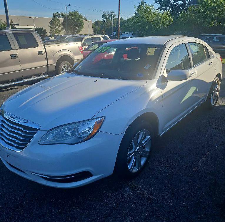 Used 2015 Chrysler 200 Limited w/ Convenience Group FWD image 1