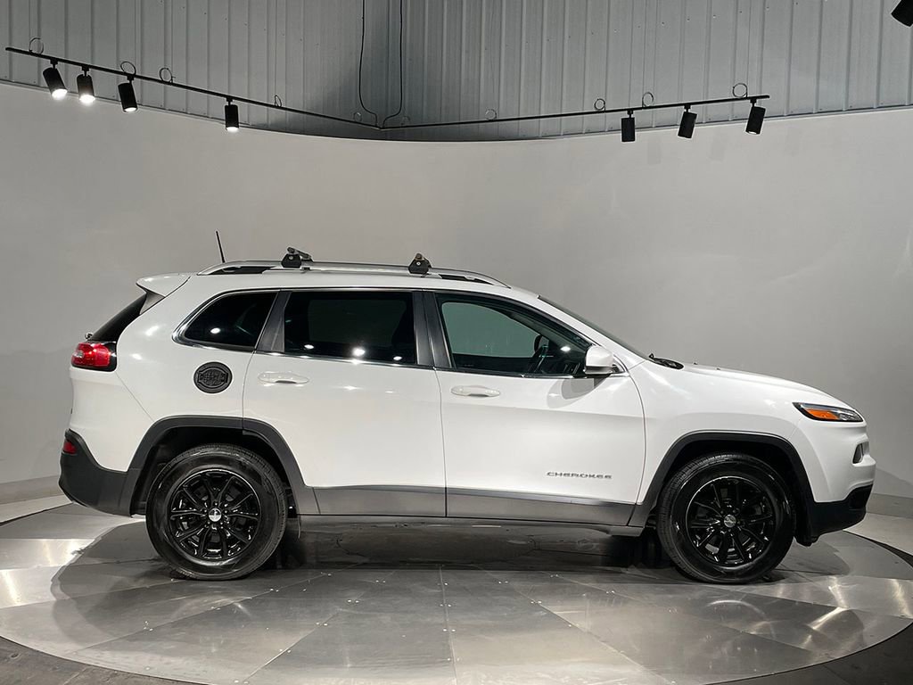 Used 2017 Jeep Cherokee Latitude w/ Cold Weather Group AWD/4WD image 10