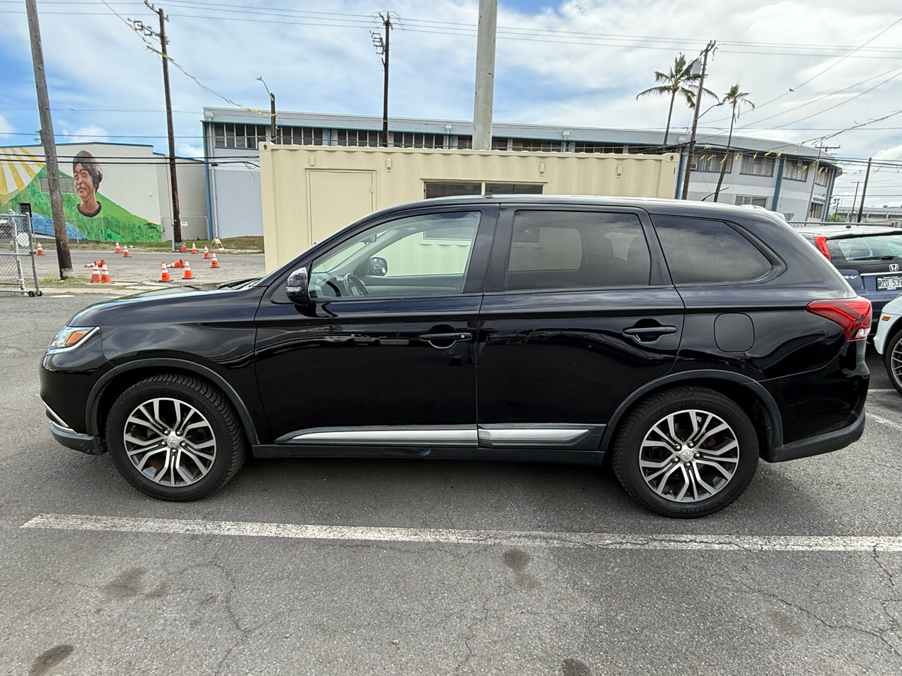 Used 2016 Mitsubishi Outlander SE image 2
