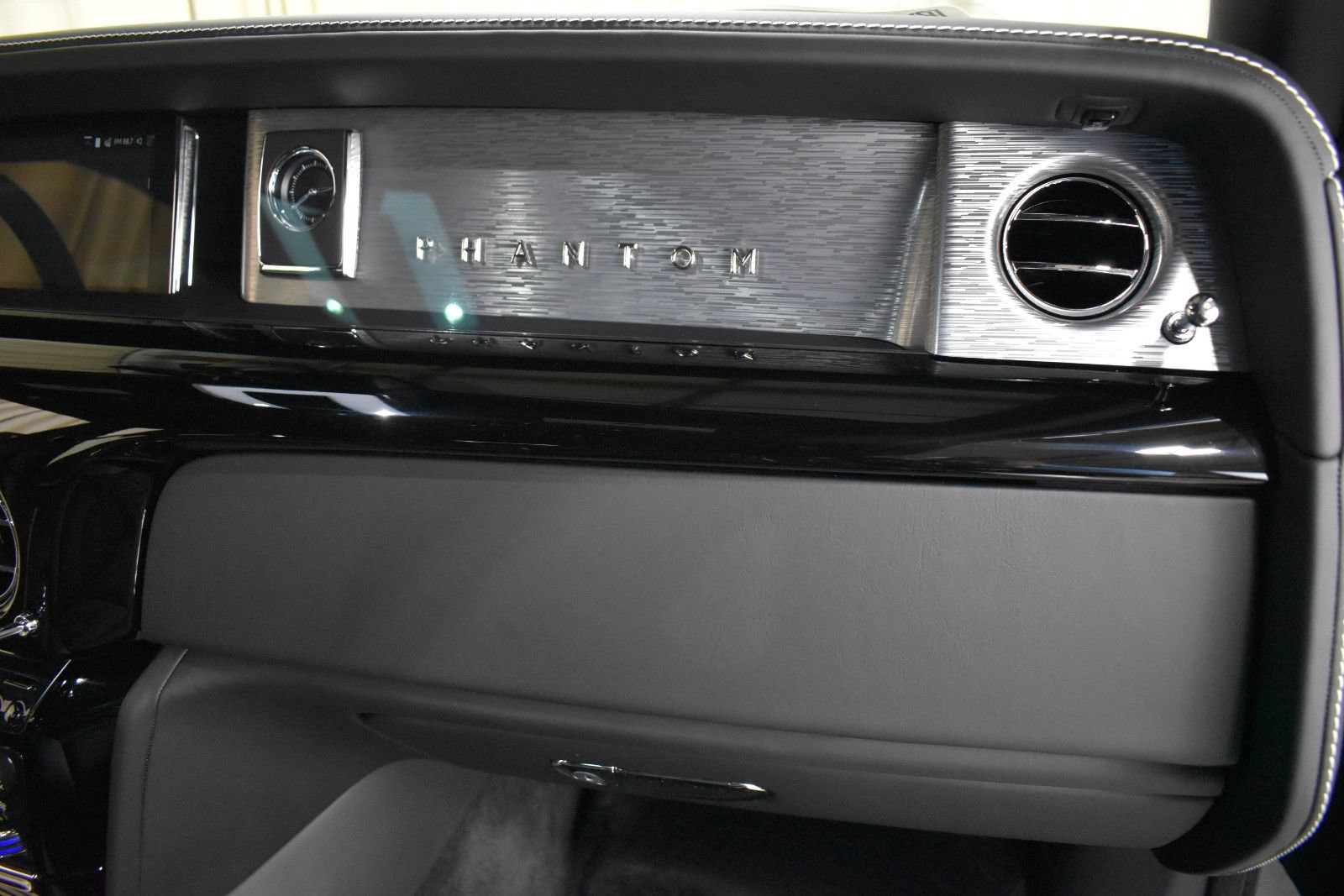 New 2027 Rolls-Royce Phantom Sedan RWD image 26