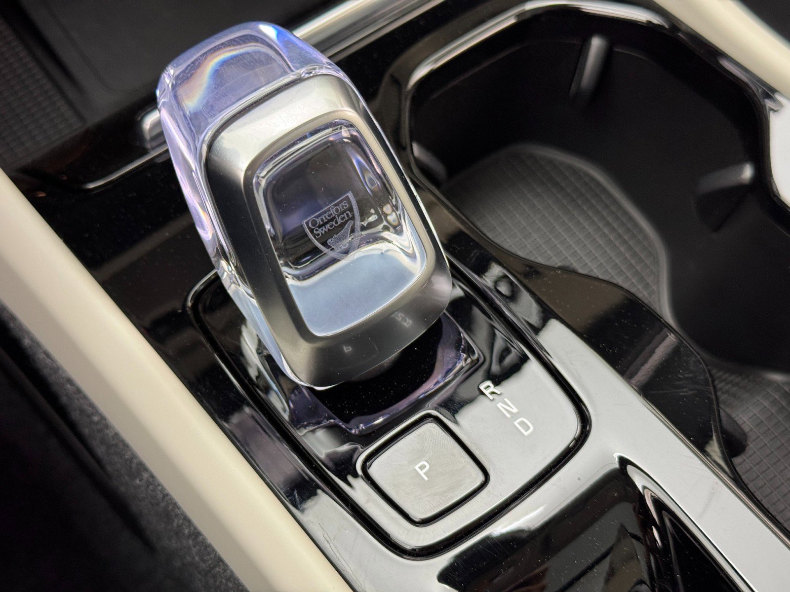 Used 2024 Volvo XC40 B5 Ultimate w/ Protection Package Premier image 34